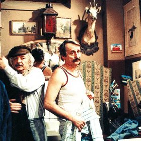 Ve filmu můžeme vidět ukázku z divadelních her Němý Bobeš, Dlouhý, Široký a Krátkozraký či Dobytí severního pólu.