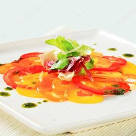 Zeleninové carpaccio

Suroviny:

300  g okurka salátová
1  ks kedlubna
1  svazek pažitka
6  lžíce vinný ocet
1  lžíce hořčice
sůl
pepř mletý
6  lžíce rostlinný olej
40  g sýr
100  g hlávkový salát

Postup:

Okurku a oloupanou kedlubnu nakrájíme na velmi tenké plátky. Salát opláchneme a natrháme na kousky. Pažitku najemno posekáme. Ocet smícháme s hořčicí, solí a pepřem. Po částech vmícháme olej, přidáme pažitku a nakonec parmazán. Okurku, kedlubnu a hlávkový salát upravíme na talíře a přelijeme dresinkem.