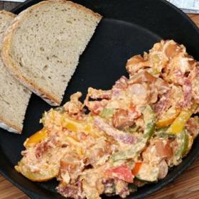 Zeleninové lečo s Poličanem

Suroviny:

200 gramů Poličanu
4 kusy párek
4 paprika 
4 rajčata 
100 g sádlo
1 kus cibule
4 kusy vejce
pepř černý
sůl
chléb

Postup:

Cibuli nakrájíme nadrobno a osmahneme ji na rozpáleném sádle. Salám a párky nakrájíme na malé kostičky a přidáme je k cibuli.

Papriku zbavíme semínek a nakrájíme ji na tenké nudličky. Dusíme ji téměř do měkka. Rajčata nakrájíme na kousky a přidáme je do směsi. Vše osolíme a opepříme a dál dusíme.

V závěru do leča přidáváme vejce, které pečlivě rozmícháme a chvilku povaříme. Lečo podáváme s chlebem.