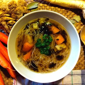 Jemný zeleninový vývar s bramborou
Suroviny:
mrkev, petržel, brambora
lžička olivového oleje
Postup:
Zeleninu vařte doměkka asi ve 400 ml vody. Uvařenou směs poté rozmixujte a přidejte lžičku oleje.