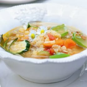 Zeleninový vývar s čočkou
Suroviny:
80 g mrkve
30 g petržele
1 střední cibule
1 velká brambora
2-3 lžíce loupané červené čočky
1 vrchovatá lžíce másla
600 ml vody popř. zeleninového vývaru
kmín, sůl, pepř
petrželka, libeček
Postup:
Na másle orestujeme nakrájenou cibuli, mrkev a petržel. Přidáme pepř, špetku nadrceného kmínu a zalijeme 600 ml vody nebo vývaru. Přidáme na kostičky nakrájené brambory, snítku petrželky a libečku. Přivedeme k varu a po 10 minutách vsypeme červenou čočku. Vaříme dalších 10 minut. Polévku na závěr vaření osolíme a podáváme ozdobené petrželkou.