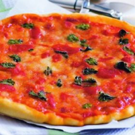 Pizza Margarita:

Suroviny:

2 lžičky sušeného droždí
½ lžičky jemného krupicového cukru
650–700 g hladké mouky + na posypání válu
3 lžíce olivového oleje + na potírání
1 lžička mořské soli
150 g okapané mozzarelly, nastrouhané
30 g najemno nastrouhaného parmazánu
2 pořádné hrsti čerstvých lístků oregana.
Na omáčku:

250 ml rajčatového pyré
1 stroužek česneku, prolisovaný nebo utřený
mořská sůl a drcený černý pepř.
 
Postup:

Droždí a cukr zalijte v míse 375 ml vlažné vody a řádně promíchejte. V teple nechte 5 minut vzcházet. Do mísy dejte mouku, olej a sůl, doprostřed udělejte důlek a vlijte kvásek. Míchejte nejdřív příborovým nožem, pak rukama na lehce pomoučněném válu 4–5 minut zpracovávejte na hladké a pružné těsto.

Těsto vložte do velké mísy, zakryjte čistou, vlhkou utěrkou a dejte na 45 minut do tepla kynout na dvojnásobný objem. Zahřejte troubu na 220 °C a strčte do ní dva plechy.

Na omáčku smíchejte pyré, česnek, sůl a pepř. Těsto rozdělte na čtyři koule a ty rozválejte na lehce pomoučněné podložce na kruhy o průměru 25 cm. Přesuňte je na pečicí papír a vytvořte okraj: po obvodu přeložte těsto směrem do středu. Na pizzy rozdělte omáčku a posypte je oběma sýry a oreganem; okraje potřete olejem. Pizzy vložte i s pečicím papírem na plechy. Pečte 10–15 minut dozlatova a dokřupava.