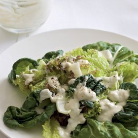 Zálivka s modrým sýrem:

Suroviny:

50 g sýra s modrou plísní
30 ml podmáslí
1 lžíce zakysané smetany
1 lžíce majonézy
1½ lžičky bílého vinného octa
2 špetky cukru
špetka sušeného česneku
sůl
pepř.

Postup:

V misce vidličkou zpracujte 50 g sýra s modrou plísní a 30 ml podmáslí, aby směs připomínala sýr cottage. Důkladně vmíchejte vrchovatou lžíci zakysané smetany, 1 lžíci majonézy, 1½ lžičky bílého vinného octa, 2 špetky cukru, špetku sušeného česneku, sůl a pepř. Ideální k listovému salátu.