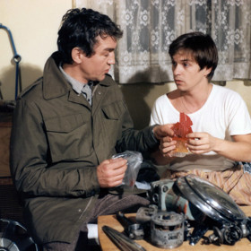 Epizoda Benjamínci: Nováček sboru, podporučík Jiří Otradovec (Michal Pešek), dostává k vyšetření dvě promyšlená vloupání, vypadající původně jako poctivá kasařská práce. Čirou náhodou objeví možné pachatele na diskotéce, a pak už se nalezne i spojitost s přepadením jednoho podniku a vyloupením zbrojnice Lidových milicí.