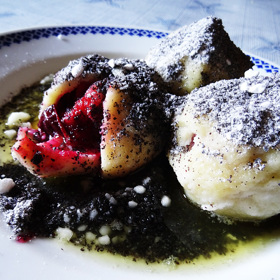 Švestkové knedlíky s mákem

Suroviny:

600 g brambor vařených ve slupce
200 g hrubé mouky
sůl
30 g másla
1 vejce
asi 1 kg švestek
120 g mletého máku
120 g moučkového cukru
80 g rozpuštěného másla nebo sádla

Postup:

Brambory uvaříme nejlépe den předem. Oloupeme je a nastrouháme na jemném struhadle, přidáme mouku, sůl, při pokojové teplotě změklé máslo a vejce. Zpracujeme hladké těsto. Podle potřeby přidáme mouku, event. dětskou krupičku. Těsto rozválíme na pomoučeném vále, rádýlkem nakrájíme na malé čtverce (velikost záleží na velikosti švestek), vložíme švestku a dobře zabalíme.

Vaříme v osolené vodě 5 minut, vyjmeme děrovanou naběračkou, vložíme na talíř, sypeme mákem smíchaným s cukrem a přeléváme rozpuštěným máslem či sádlem.