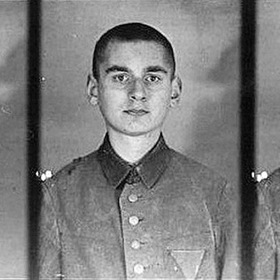 Koncentrační tábor v Osvětimi byl založen v roce 1940 a postupem času se rozrostl do obřích rozměrů. Stala se z něj továrna na smrt, za jejímiž zdmi skončila většina deportovaných v plynových komorách.