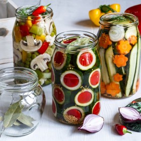Dnes můžete nakládat zeleninu, houby i cuketu na všechny možné způsoby.