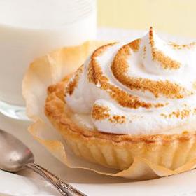 Medové košíčky:

Suroviny:

250 g	křehkého těsta		
250 ml	mléka		
1⁄2	sáčku vanilkového pudinku		
2	lžíce medu		
2	bílky		
110 g	moučkového cukru		
1	lžička bílého vinného octa.

Postup:

Těsto rozdělte na 4 díly a každým vyložte lehce vymazanou formičku na košíček, překryjte pečicím papírem, zatěžkejte pečicími fazolemi a pečte 10 minut při 180 °C.

Z mléka a pudinkového prášku uvařte pudink, nechte lehce zchladnout, vmíchejte med a směs rozdělte do košíčků. Nechte zchladnout.

Bílky ušlehejte dotuha, přimíchejte cukr a ocet a šlehejte do lesklé směsi.

Rozdělte ji na košíčky a minutu grilujte.