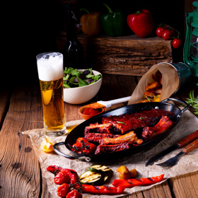 Pikantní pivní marináda:

Suroviny:

70 ml světlého piva, 1 cibule, 1 lžíce olivového oleje, 1 lžíce sójové omáčky bez lepku LABETA, 1 lžička hořčice, 1 lžička chilli, ½ lžičky cukru, ½ lžičky soli, několik kapek tabasca.

Postup:

Pivo, sójovou omáčku, olej a hořčici smícháme v misce. Přidáme najemno cibuli, chilli koření, sůl, cukr a na závěr přilijeme pár kapek tabasca, důkladně promícháme, necháme v lednici odležet a marinujeme.
