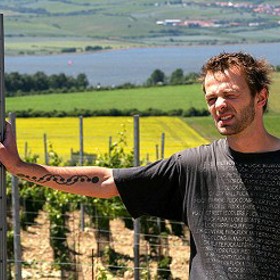 Bobule je česká filmová komedie z roku 2008. Hlavní roli ve filmu ztvárnili Kryštof Hádek a Tereza Voříšková.