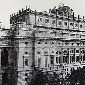 Jejich úkolem bylo připojit měděný drát ke hromosvodu letováním s pomocí mosazi.