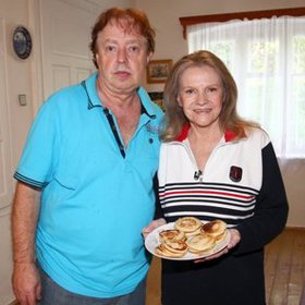 Od r. 1984 byl jejím třetím manželem tanečník Jan Kolomazník .