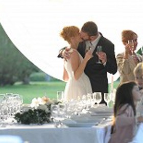 Radima to naštve a odváží neznámého hosta pryč. Vychází najevo, že se znají a Jan Benda se ve skutečnosti jmenuje Aleš.