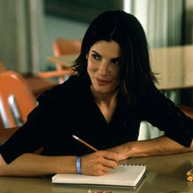 Hlavní roli Gwen Cummingsové, úspěšné sloupkařky, která se musí léčit z alkoholismu, ztvárnila Sandra Bullock.