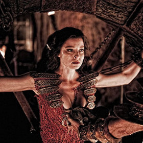 Po nějaké době je z otroctví propuštěn a na své pouti pustinou nalezne starobylý meč barbarského krále.