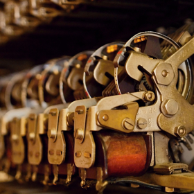 K místním telefonním ústřednám (v poslední době nahrazeným koncentrátory) jsou připojeny telefony účastníků, uzlové nebo tranzitní telefonní ústředny zajišťují propojení na delší vzdálenosti.