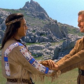 Vinnetou i Old Shatterhand však zákeřnému atentátu uniknou, zatímco náčelník Apačů pokračuje v cestě, jeho bílý bratr se vydává po stopách atentátníků.