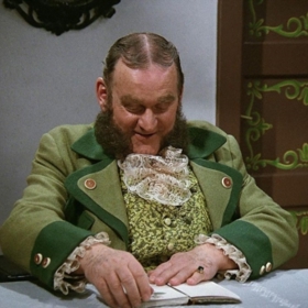 
Ilja Prachař byl členem Komunistické strany. V listopadu 1989 pronesl na Letné projev jako zástupce herců z Divadla na Vinohradech.