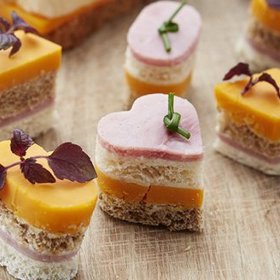 Jednohubky:

Suroviny:

tenké plátky chleba 
150 g konzerva rybiček 
1/2 jablka (velkého) 
majonéza (nebo hustý bílý jogurt) 
máslo 
ředkvička 
červená cibule 
pažitka formičky (na linecké pečivo).

Následně pokračujeme jako při tvorbě jednohubek.
