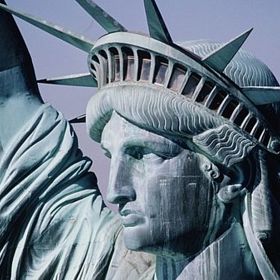 Na pomoc při stavbě konstrukce si zavolal i slavného Gustava Eiffela, díky němuž byla pro sochu vytvořena železná kostra s flexibilními vlastnostmi, což znamenalo, že jí nevadil ani silnější vítr a socha se nerozlomila na několik částí. 