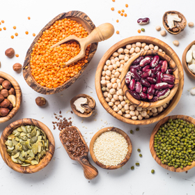 Luštěniny – zejména fazole, čočka, hrách – by ve vašem jídelníčku neměly chybět. Obsahují vysoké množství bílkovin a vlákniny i další živiny, jako je zinek, železo a hořčík. Jejich konzumace je spojována se snižováním krevního tlaku, koronárních onemocnění srdce, obezity a cukrovky. Nejsou však vhodné pro žlučníkáře.