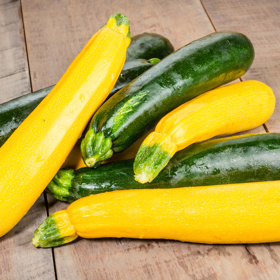 Cuketová čalamáda:

Suroviny:

3 kg oloupané cukety bez jadérek, 1 kg bílé papriky, 4 ks červené papriky, 1 kg cibule, 1 balíček Laka LABETA, 300 g cukru, 0,3 l octa.

Postup:

Cukety, cibule a papriky nakrájíme na jemné kostičky. Vše smícháme s Lakem, cukrem, octem a necháme odležet asi 1 hodinu. Odleželou čalamádu napěchujeme do zavařovacích skleniček i se šťávou a sterilujeme na 80 st. C asi 25 minut. 