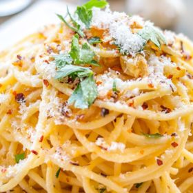 Špagety Aglio Olio
Suroviny:
4 lžíce olivový olej
3 stroužek česnek
petrželka čerstvá, popřípadě sušená
0,5 balení špagety
4 ks papričky peperoncini sušené
Postup:
Špagety vaříme ve značně osolené vodě, až než jsou "al dente" (na zkus). Česnek nahrájíme ostrým nožem na velmi tenké plátky, sušené peperoncini a petržel (máme-li čerstvou) posekáme. Do pánve přidáme olivový olej, plátky česneku, a posekané peperoncini. Na mírném plameni ohřejeme, pozor nesmažíme! Česnek se nesmí zbarvit. Pánev sejmeme z plotny, přidáme scezené špagety, promícháme přidáme petržel, znovu promícháme a podáváme.