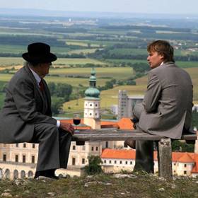 Letní komedie Bobule, která nás zavede na moravské vinice, je příběhem dvou kamarádů Honzy a Jirky.