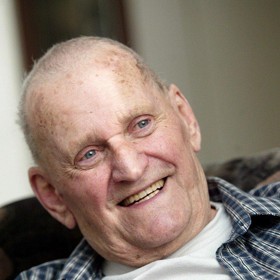 Od roku 1954 účinkoval v pražském Divadle S. K. Neumanna a v letech 1959 až 1990 v Divadle na Vinohradech.