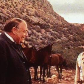 Vinnetou i Old Surehand spěchají, aby zločinný záměr překazili, Petrolejový princ však má v záloze vskutku ďábelský plán, do kterého jsou pochopitelně vlákáni a zneužiti také Indiáni, tentokrát z kmene Navahů.