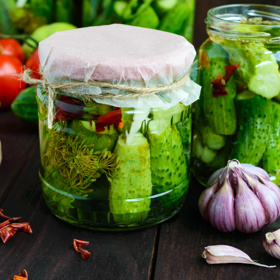 Pikantní nakládané okurky:

Suroviny:

100 g Laka LABETA, 1,75 ml vody, 500 ml octa, 120 g cukru, okurky, mrkev, cibuli, kopr, čerstvé chilli papričky.

Postup:

Lako, vodu, ocet a cukr smícháme, přivedeme k varu a za stálého míchání vaříme asi 5 minut. Uvařený nálev necháme vychladnout. Na dno zavařovací sklenice poklademe na kolečka nakrájenou mrkev, půlkolečka cibule a poté přidáme očištěné okurky, chilli papričky a snítku kopru (vše dle chuti). Obsah sklenice zalijeme připraveným vychladlým nálevem, uzavřeme a sterilujeme při 80 °C asi 20 minut. Sklenice po sterilizaci otočíme dnem vzhůru, necháme vychladnout a skladujeme v temnu a chladu. 
