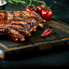 Ďábelská marináda:

Suroviny:

100 ml olivového oleje, 4 stroužky česneku, 2 cibule, 2 lžíce kečupu, 2 lžíce sójové omáčky bez lepku LABETA, 2 lžíce citronové šťávy, 2 chilli papričky, 1 lžíce medu, 1 lžíce plnotučné hořčice, 1 lžička majoránky, 1 lžička oregana, ½ lžičky rozmarýnu.

Postup:

Cibuli, česnek a chilli papričku nakrájíme nadrobno, přidáme ostatní suroviny, důkladně promícháme, necháme v lednici odležet a marinujeme.