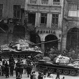 Předsednictvo ÚV KSČ přijalo usnesení odsuzující invazi (poměrem 7 : 4 hlasům). Československá armáda, která měla na starosti obranu hranic, nepodnikla skoro žádné kroky k obraně.