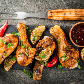 Pikantní chilli marináda:

Suroviny:

200 ml rajčatové šťávy, 2 lžíce olivového oleje, 2 chilli papričky, 2 lžíce cukru, 1 stroužek česneku, 1 lžička sójové omáčky bez lepku LABETA, 1 lžička soli.

Postup:

Stroužky česneku prolisujeme a smícháme s rajčatovou šťávou. Přidáme rozdrcené či nakrájené chilli papričky, olej, sójovou omáčku a cukr. Vše důkladně promícháme, necháme v lednici odležet a marinujeme.