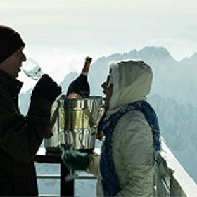 Film vypráví příběh tří sourozenců – státního zástupce Cyrila (Miroslav Donutil), Bruna (Michal Vladyka) a reportérky Anety (Vanda Hybnerová), z důvodu předčasné smrti rodičů mají silnější pouto, než bývá zvykem. 