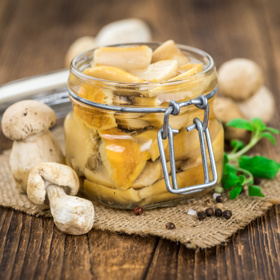 Sladkokyselé nakládané houby:

Suroviny:

3 dcl vody, 2 dcl octa, 10 g cukru, 10 g soli, 4 kuličky nového koření, 4 kuličky pepře, 3 bobkové listy, trocha tymiánu, 7 g hořčičného semínka LABETA, houby, cibule.
 
Postup:

Vodu, ocet, cukr, sůl, všechno koření a hořčičné semínko smícháme, přivedeme k varu a za stálého míchání vaříme asi 5 minut. Uvařený nálev necháme vychladnout. Přichystané houby 5 minut povaříme v osolené vodě, přecedíme a necháme také vychladnout. Na dno zavařovací sklenice dáme na půlkolečka nakrájenou cibuli, vychladlé houby a zalijeme nálevem. Sterilujeme při 100 °C asi 30 minut.