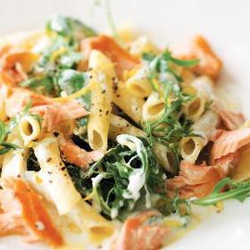 Penne s lososem
Suroviny:
1 balení těstoviny penne
250 g losos
1 lžíce olej
sůl
pepř mletý
400 g smetana ke šlehání 2 kelímky
100 g sýr niva
60 g strouhaný parmazán
1 stroužek česnek
bazalka
Postup:
Na pánvičku dáme trochu oleje, rozpálíme a na to dáme na kostičky nakrájené kousky lososa. Asi 5 minut restujeme a občas promícháme, aby se maso opeklo ze všech stran. Mírně přisolíme a opepříme. Když jsou kousky lososa do růžova orestované, zalijeme 200 g smetany na šlehání (1 kelímek).
Poté přidáváme střídavě sýr niva a strouhaný parmazán. Promícháváme do zhoustnutí omáčky, potom postupně přilijeme další kelímek smetany a podle chuti můžeme přidat i některý ze sýrů. Na závěr přidejte rozetřený stroužek česneku a bazalku, případně přisolte.
Během přípravy omáčky uvařte těstoviny podle návodu na obalu. Sceďte, zalijte omáčkou a podávejte.