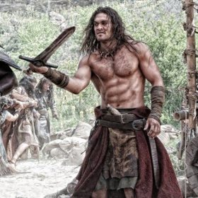 Jednoho dne je prodán na gladiátorské zápasy a díky své stoupající hvězdě je vzděláván a do umění boje zasvěcován nejlepšími zápasníky a válečníky své doby.