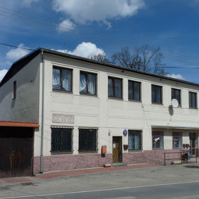 V hotelu Praha se prý ve třicátých letech ubytoval mladý pár, který se později oběsil na stromě v Branišovském lese. Na stejném stromě měla být nalezena později i další oběšená žena.