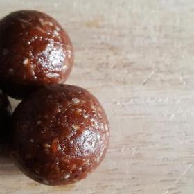 Švestkovo-perníkové raw kuličky

Suroviny:

1 šálek (250ml) sušených švestek
půl šálku pekanových oříškůnebo vlašských
půl lžičky skořice
půl lžičky perníkového koření
1 vrchovatá lžíce datlové pasty– jen v případě, že jsou švestky moc suché

Postup:

Pokud máte výkonný mixér, rozmixujte vše (až na datlovou pastu) dohromady a následně přidejte datlovou pastu až podle potřeby. V případě, že pracujete se švestkami, které mají vyšší vlhkost, datlovou pastu nebudete potřebovat.
Pokud ale nemáte výkonný mixér, stačí alespoň částečně rozmixovat oříšky na mouku, nakrájet švestky najemno, přidat koření a datlovou pastu a z těsta následně tvořit kuličky. Ty pak udržujte v lednici nebo v chladu po dobu několika týdnů.