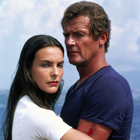 James Bond jej má zachránit, než padne do ruských rukou.