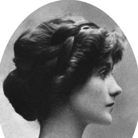 Měla čtyři sourozence: dvě sestry, Julii a Antoinettu, a dva bratry, Alphonse a Luciana. 