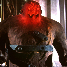 Golem měl chránit židovské ghetto a jeho obyvatele. Jeho síla ale rostla, až propukla v ničivou katastrofu.