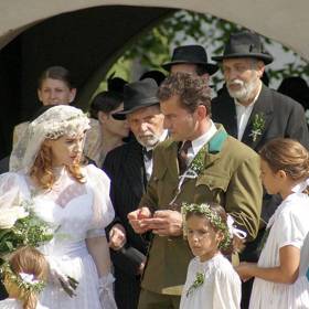 Ne volba, ale osud štvanců spojil dohromady Jana a Jürgena, který se právě vrátil z fronty. Oba muži hledají Agnes, manželku a sestru v jedné osobě.