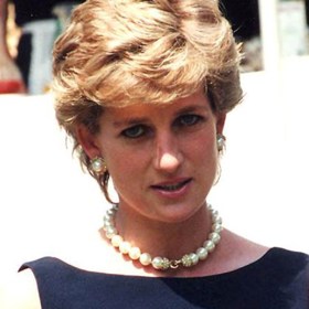 Princezna Diana se zapsala do lidských srdcí hlavně svou ochotou pomáhat druhým. 