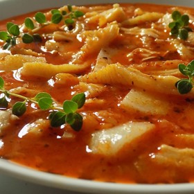 Dršťková polévka

Suroviny:

500  g dršťky
1  lžíce sádlo
1  ks cibule
1  lžíce hladká mouka
1  lžička paprika - sladká
vývar
pepř mletý
kmín
5  stroužek česnek
sůl
majoránka

Postup:

Očištěné dršťky dobře propláchneme, nakrájíme na menší kousky, dáme do studené vody a uvedeme do varu. Vodu slijeme, dršťky dáme do další studené vody, uvedeme do varu a uvaříme doměkka. Vývar scedíme, dršťky propláchneme studenou vodou, necháme okapat a nakrájíme na nudličky.

Na rozehřátém sádle zpěníme nadrobno nakrájenou cibuli, přidáme mouku a papriku, chvíli osmahneme, zředíme vývarem a prochladlým vývarem z drštěk a po uvedení do varu povaříme. Ke konci vaření přidáme pepř, kmín, česnek utřený se solí a majoránku. Nakonec procedíme, přidáme dršťky, dochutíme a ještě chvíli povaříme.