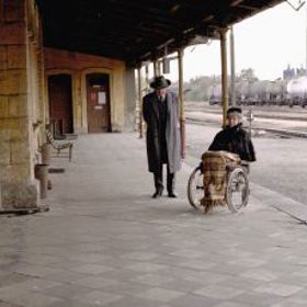 Hraběnka slíbí dokončit oslavu a dohrát klavírní provedení valčíku z opery Evžen Oněgin od Petra Iljiče Čajkovského na oslavě svých sedmdesátin.