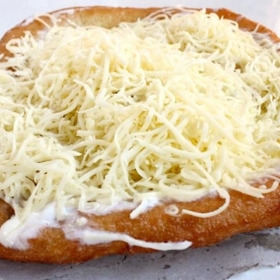 Langoš

Suroviny:

1/2 lžičky cukr
500 g hladká mouka
1/2 lžičky sůl
1 balíček
droždí (42g)
300 ml mléko

Postup:

Vlažné mléko smícháme s cukrem a rozdrobíme do něj droždí. Kvásek necháme asi 5 minut vzejít v teple. Mouku osolíme a prosejeme do mísy. Přidáme kvásek a ručním hnětačem vypracujeme těsto. Těsto můžeme vypracovat i ručně, ale hnětačem to bude trvat pouze 3 - 5 minut.

Hotové těsto necháme aspoň 30 minut kynout v teple. Pak těsto vyválíme na pomoučeném vále na 2 cm široký plát a sklenicí z něj vykrojíme větší kolečka. Ty necháme ještě 10 minut vykynout.

V pánvi rozpálíme vyšší vrstvu oleje, nejlépe ve fritéze. Nakynutá kolečka vytáhneme do stran a ihned smažíme v oleji dozlatova.

Hotové langoše odkládáme na savý papír, abychom se zbavili přebytečného tuku a doplňujeme vybranými surovinami 