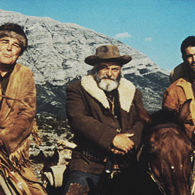 Když jsou Vinnetou a jeho sestra Nšo-či na cestě pohraničím mezi Texasem a Novým Mexikem, přepadne je banda nelítostného pistolníka Silerse. 