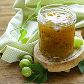 Angreštový džem:

Suroviny:

5 - 10 balíčků vanilkového cukru
50 ml rumu
2 kg nezralého angreštu
90 dkg cukru krystal.

Postup:

Nezralý angrešt pomeleme na mlýnku na ovoce. Na marmeládu potřebujeme 1 litr vylisované šťávy. Získanou šťávu z angreštu zahřejeme k bodu varu. Po částech vsypeme cukr a snažíme se, abychom nepřerušili bod varu. Povaříme asi 5 minut, vmícháme vanilkové cukry a odstavíme. Sebereme nežádoucí pěnu a vmícháme rum.

Marmeládu naplníme do malých skleniček a sterilujeme 15 minut při 85 °C.

Angreštovou marmeládu s rumem používáme podle libosti. 

Je-li angrešt už zralý, přidáme jeden Želírfix 1:1. Pro zachování vanilkového aroma je lepší použít vanilkový cukr nebo lusk.